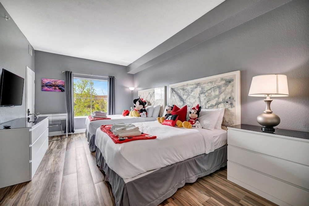8303 Palm Disney