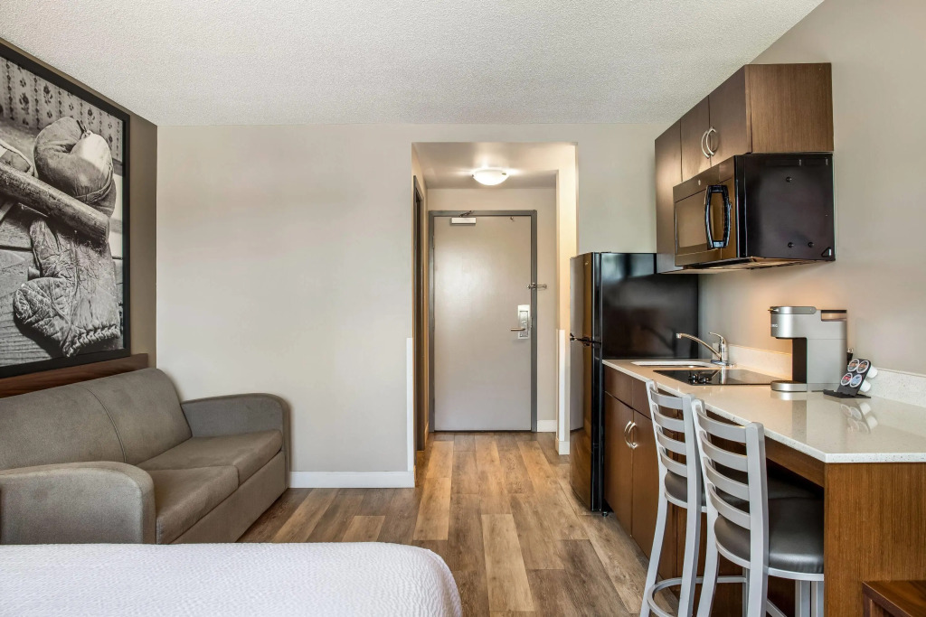 Super 8 by Wyndham Winnipeg West