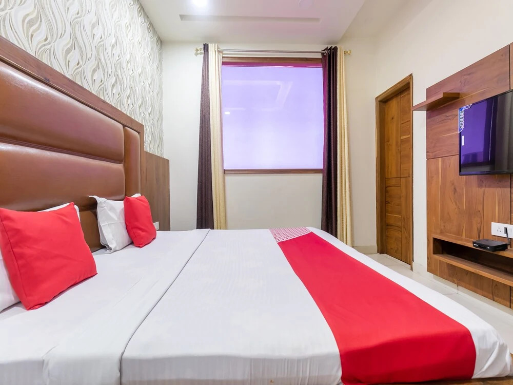 Hotel Crown by OYO Rooms