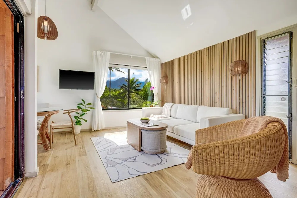 Kahakai Cliffside 2 Bedroom Condo by RedAwning