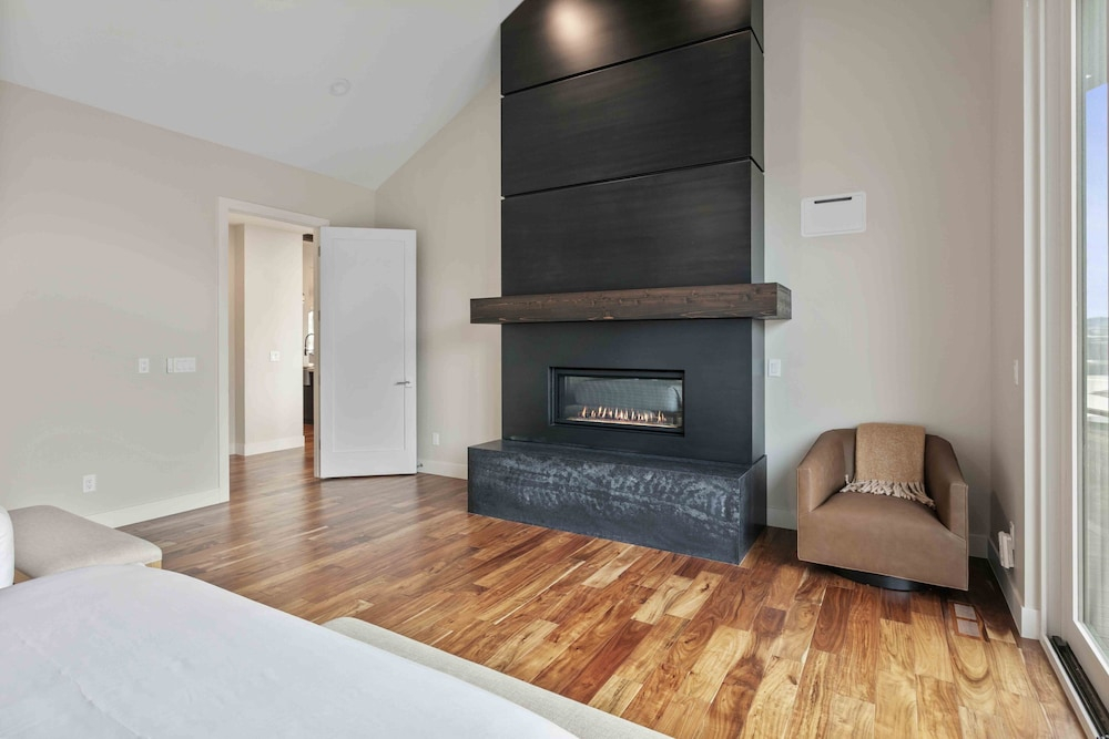 Easy East Village Ski Access Hot Tub 5br 5 Bedroom Home