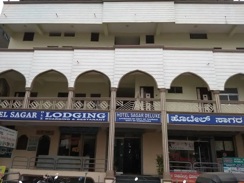 Iroomz Hotel Sagar Deluxe