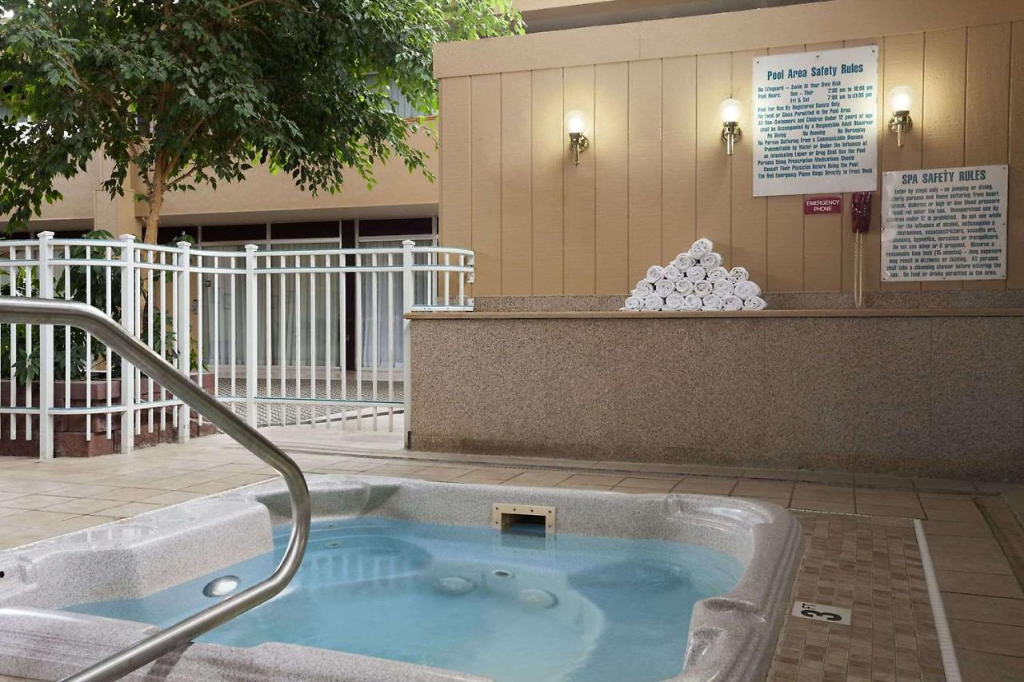 Riverside Hotel & Conference Center