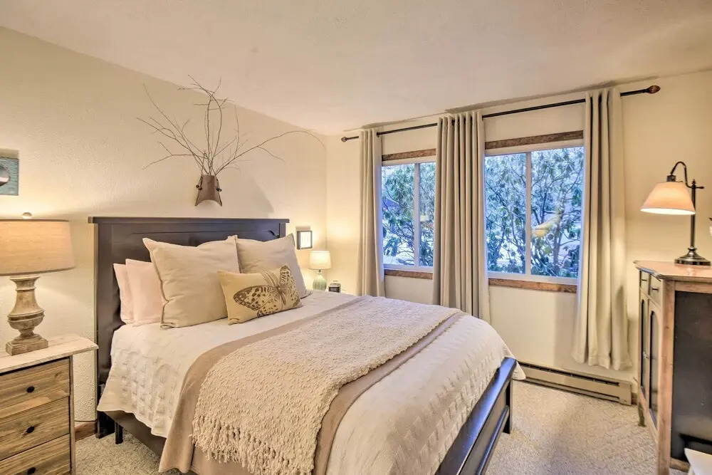 Glen Condo w/ Mountain Views: Walk to Story Land