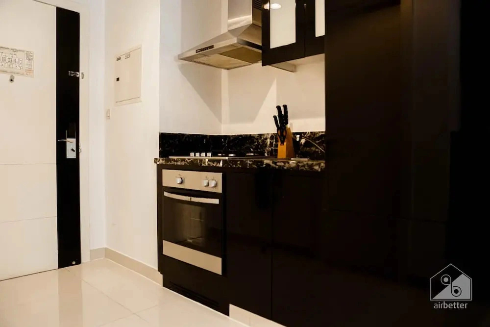 Maison Privee - Sleek and Sunny Apt in Business Bay w/ Canal Views
