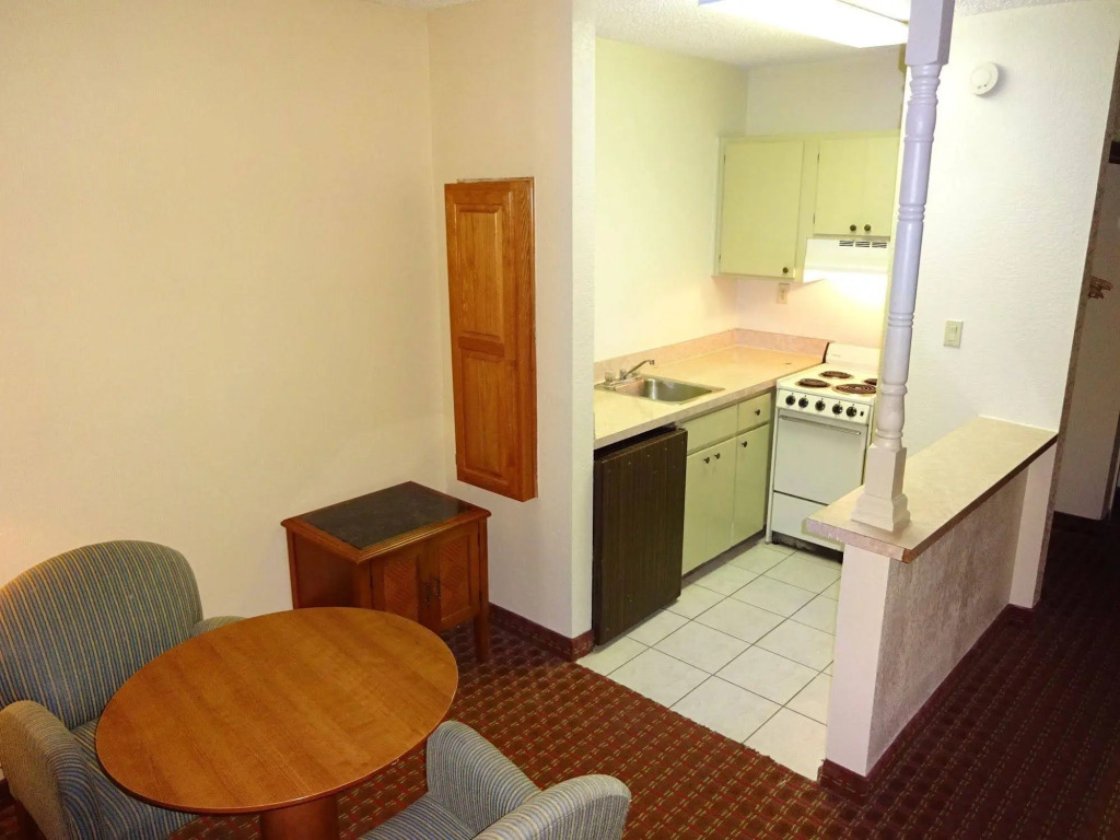 Red Roof Inn & Suites