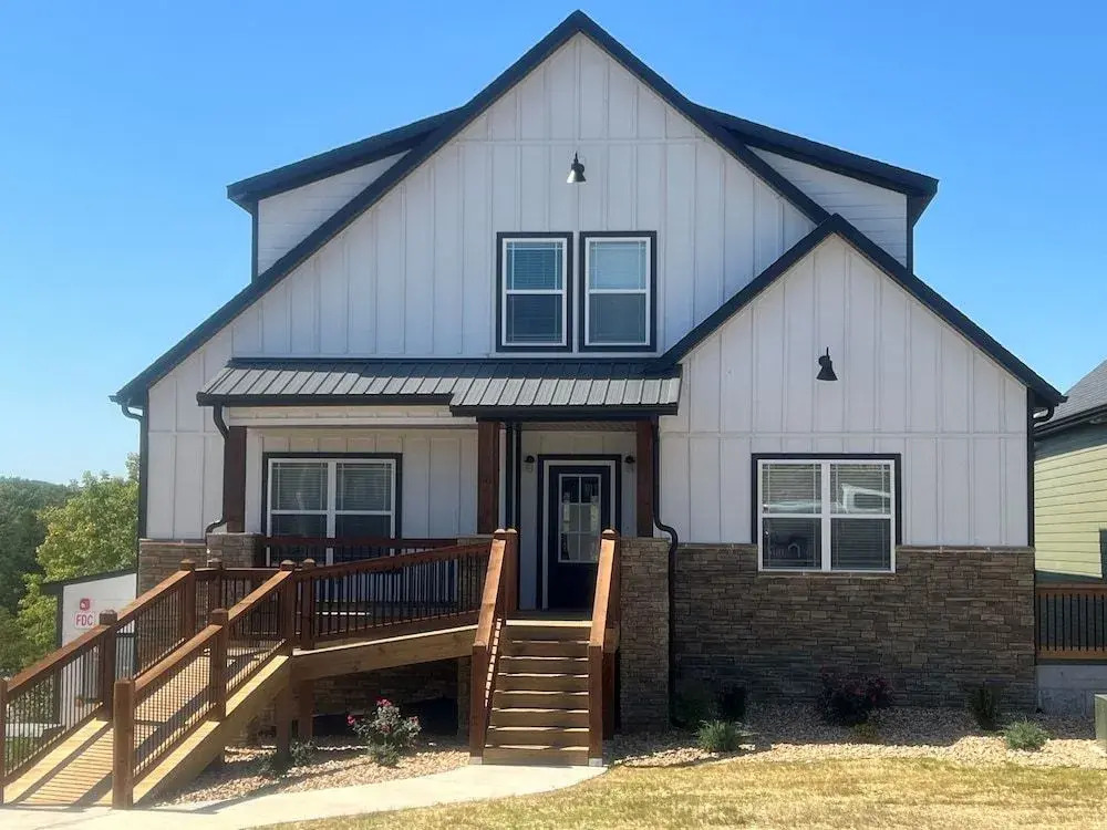 Hook Wine & Sinker 10 Bedroom Home by RedAwning