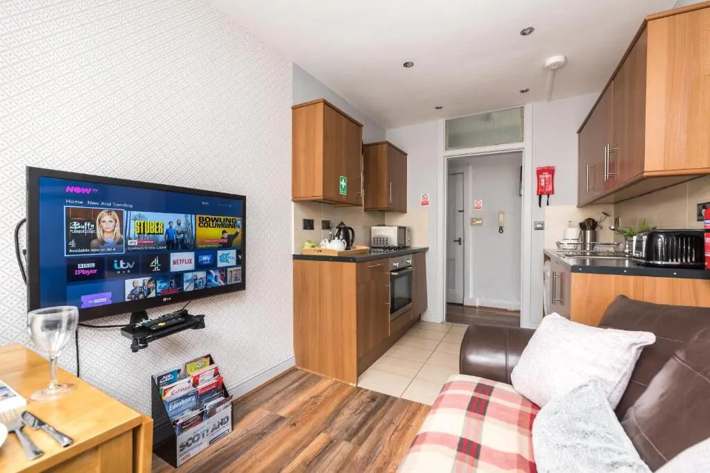 F&O Apartments - 1 bedroom Royal Mile apt Stunning castle view Sleeps 2