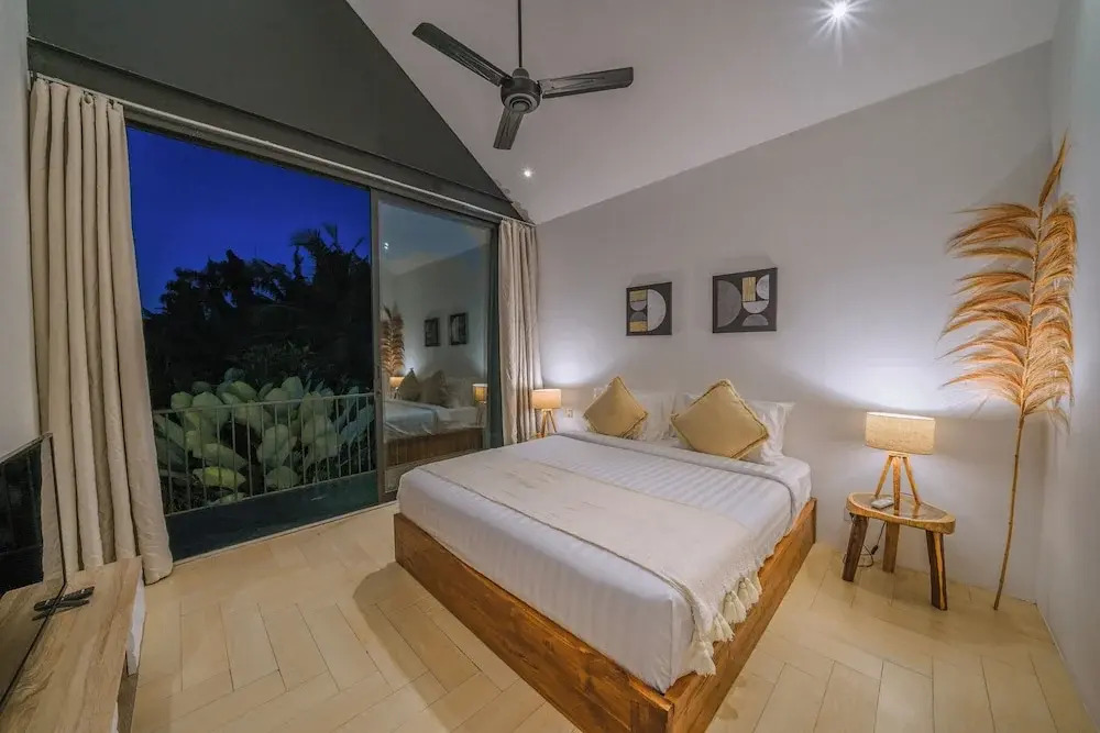 Villa RIZR: Industrial 3BR villa nearby Berawa Beach