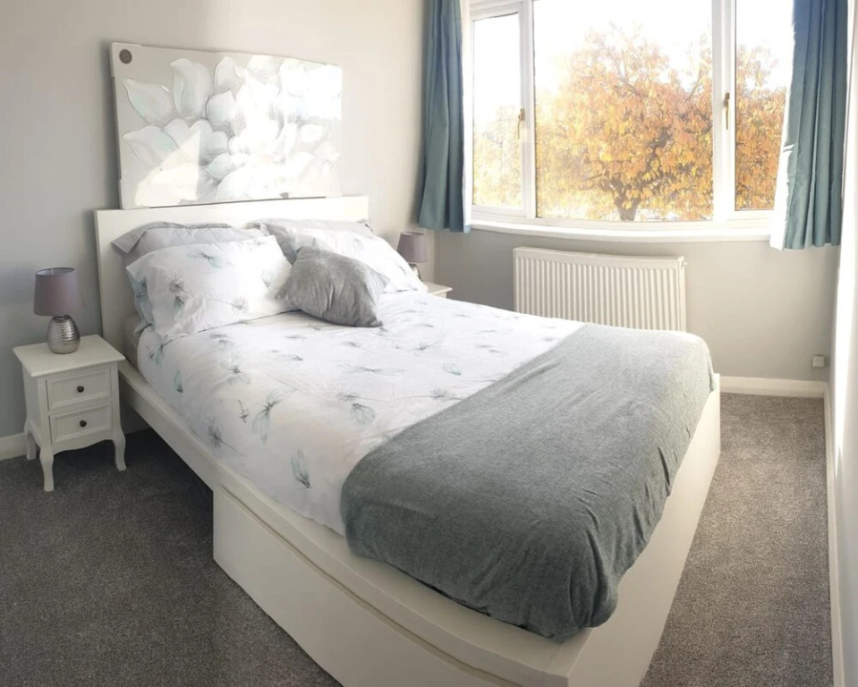 Cosy 3 bedroom residential house, private garden, 30 minutes from Alton Towers, 5 minute walk to Trentham Gardens