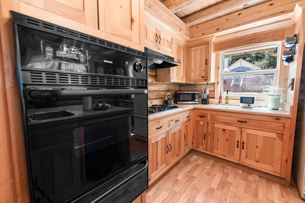 Goldilocks Cabin - Real Log Style Cabin, Premium Location, Close To Bear Mountain With Hot Tub! 2 Bedroom Cabin