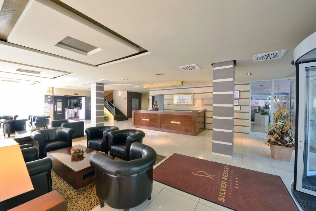 Hotel Golden Lake Resort