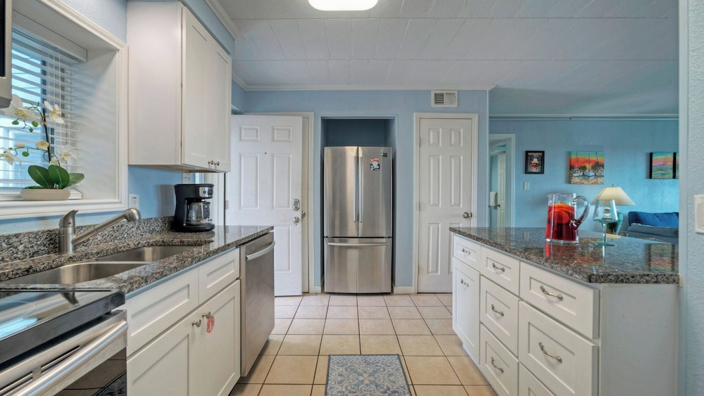 Sleeps 18 2 Beachfront Condos, Pool, Pickleball Courts Island Retreat
