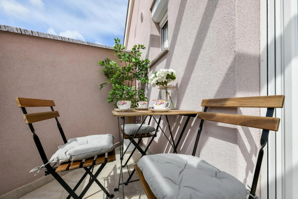 Modern holiday apartment "Libra" with swimming pool