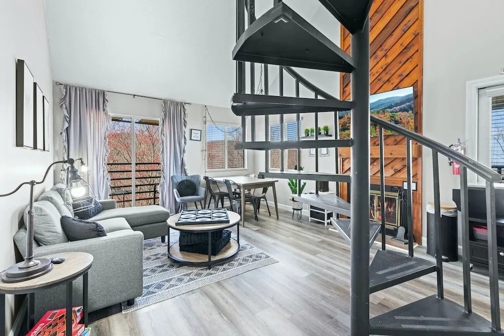 The Loft Picturesque Condo for 6 w/ Epic Views!