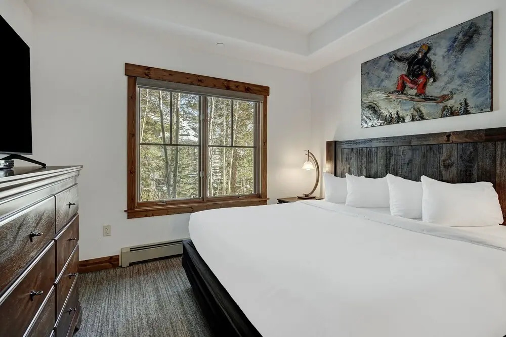 Updated, Modern Townhome With Private Garage 2 Bedroom Condo
