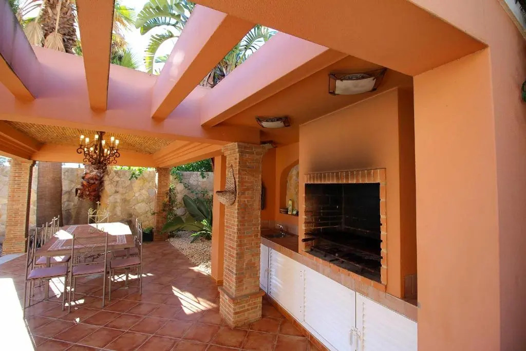 Casa Bruella - Walk to beach Pool WiFi and BBQ