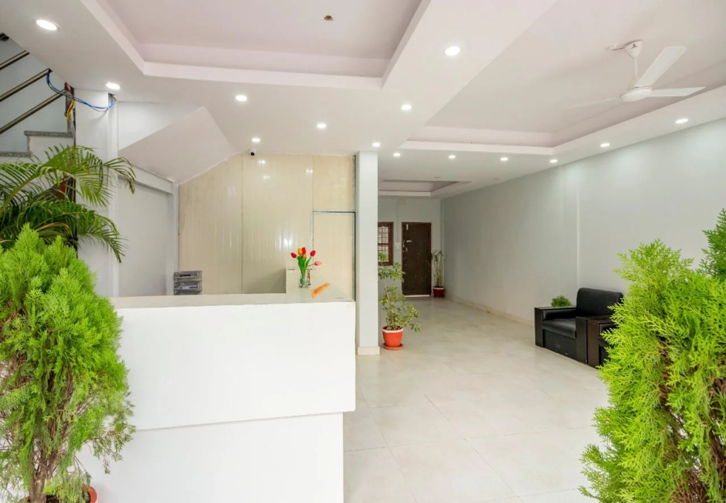 OYO 254 White House In