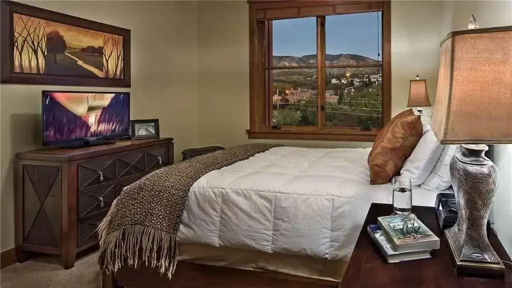 Ambassadors Penthouse 403 3 BedroomCondo By Moving Mountains