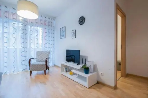 Modern 3 Br Apt with Balcony