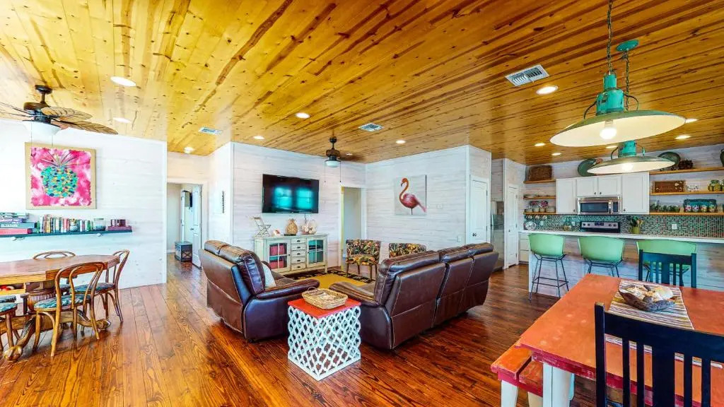 OV2 House on Stilts with Beachy Decor, Near Beach, Balcony Overlooking Private Pond, Shared Pool