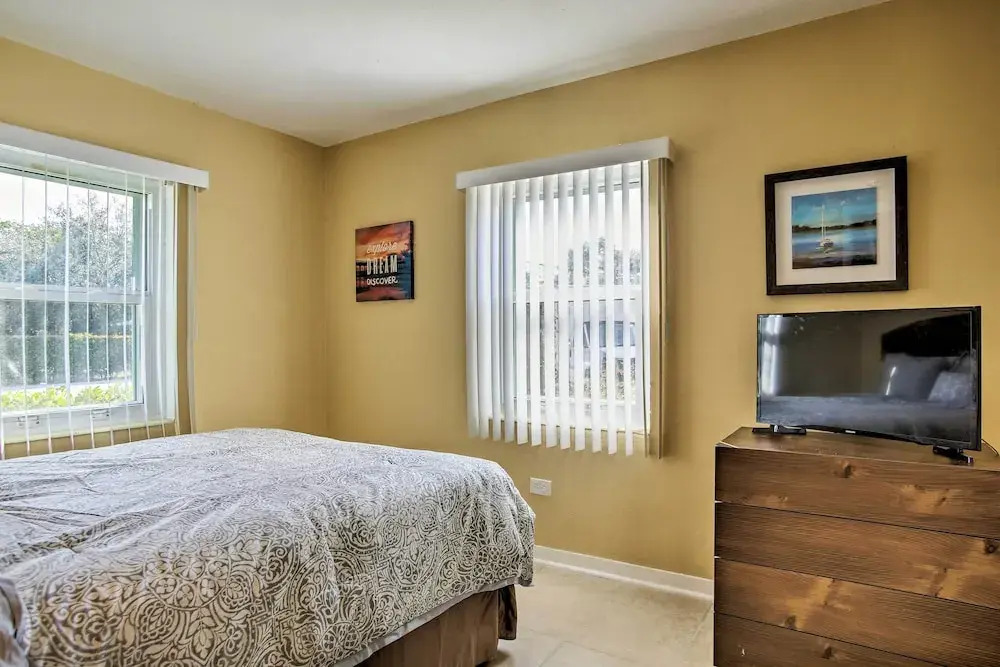 Ft. Lauderdale Townhome on Canal - 3 Mi. to Beach!