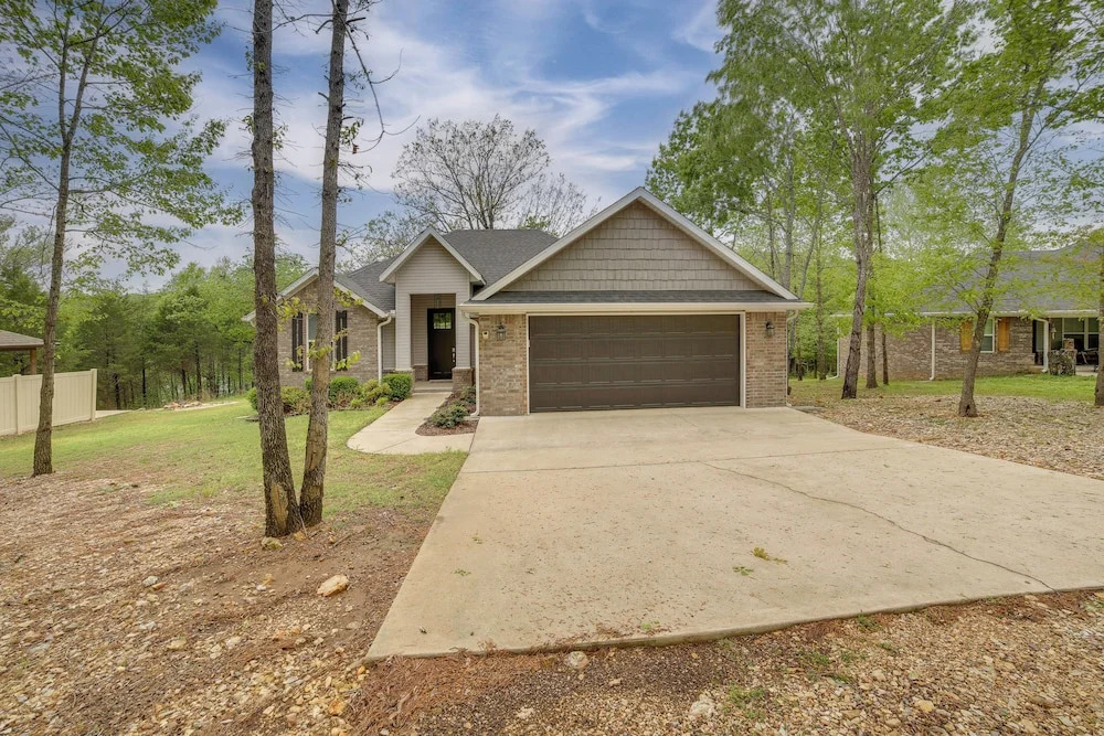 Table Rock Lake Retreat: Walk to Shore!