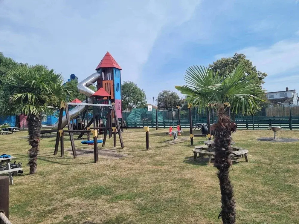 3 Bedroom Caravan - Sleeps 8 - Parking, Wifi, Pool