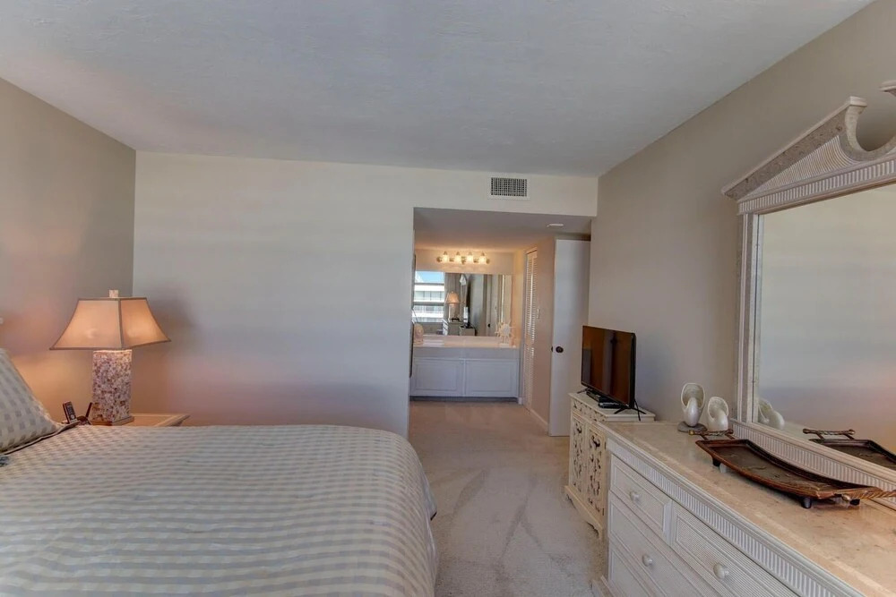 Rs 2304 - Royal Seafarer 2 Bedroom Condo by Redawning