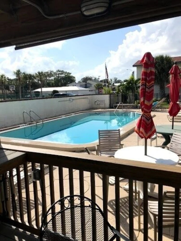 Dock Holiday- Steps From The Beach 1 Bedroom Apts