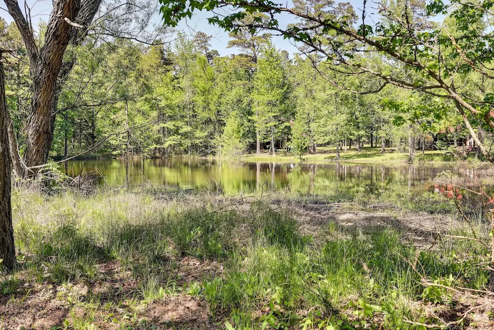Pet-Friendly Broken Bow Cabin w/ Fire Pit