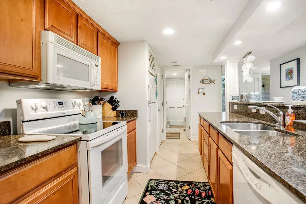 Wonderful Home Close to Everything W/shared Pool, Free Wifi, Central AC