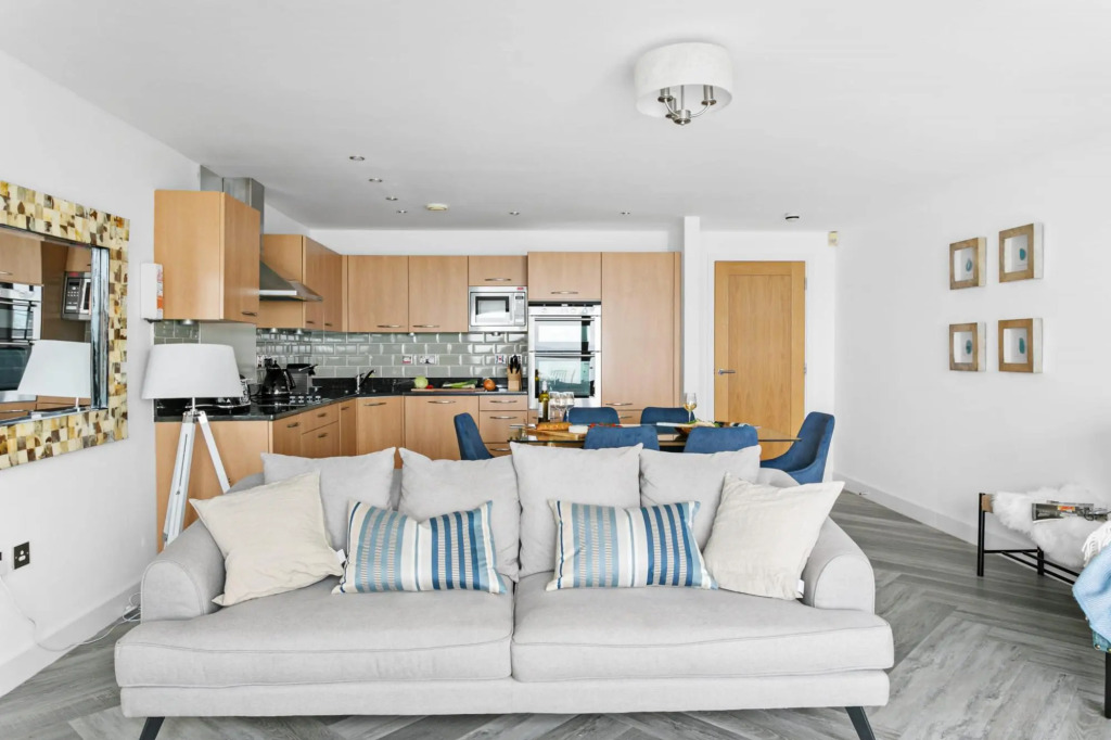A7 Masts - Striking beachside apartment with beautiful sea views, private balcony and secure parking