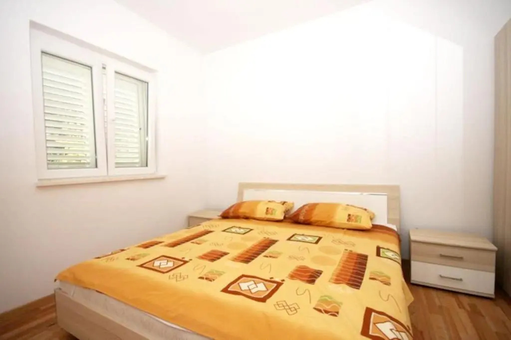 Apartment with 3 bedrooms in Zrnovo with wonderful sea view shared pool furnished balcony 80 m from the beach
