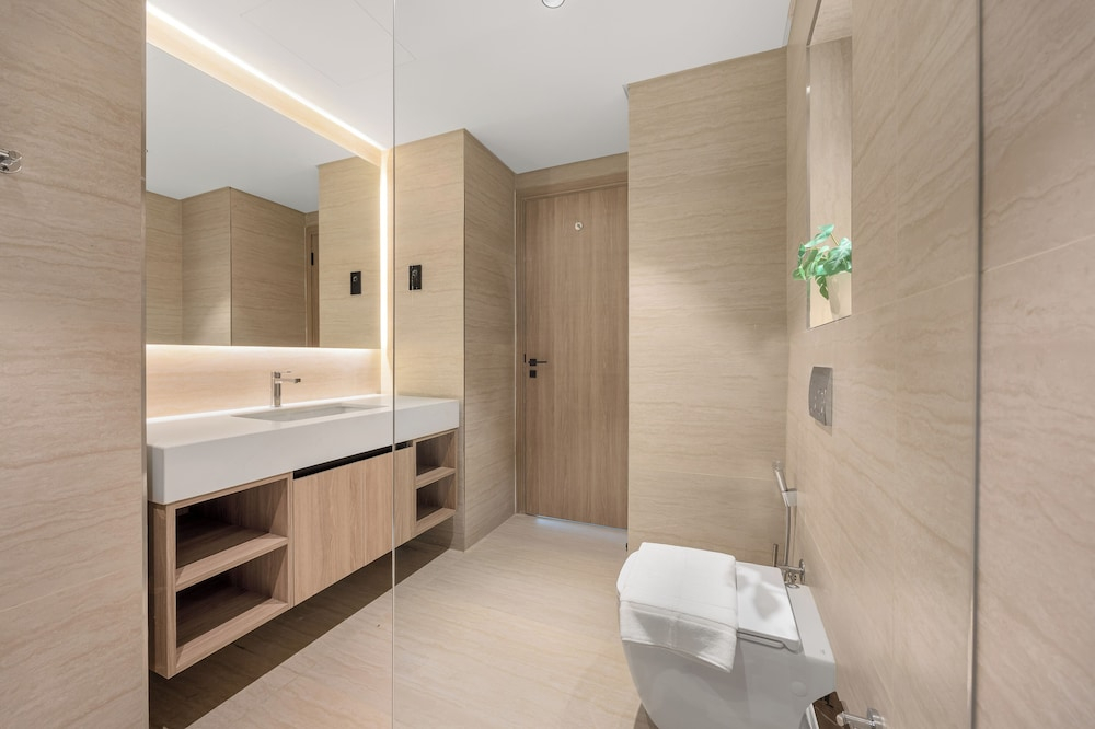 Modern Apartment with Rooftop Amenities