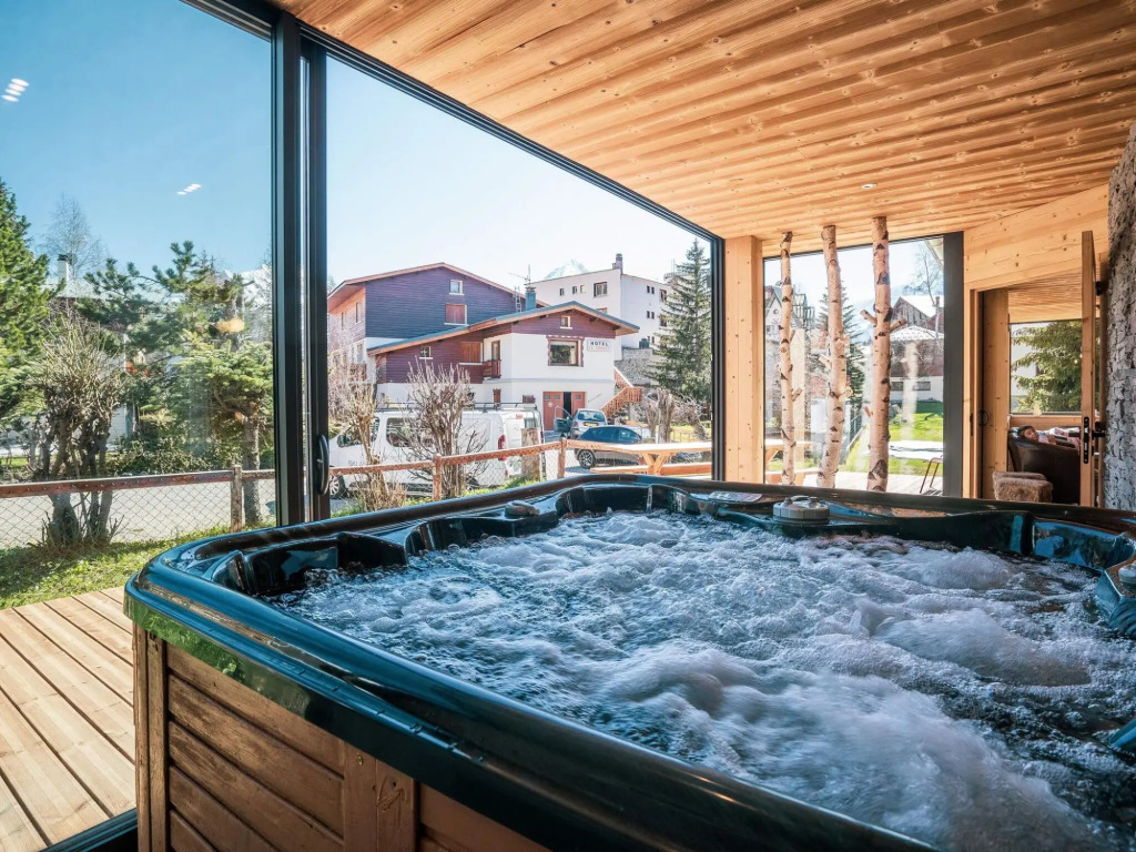 Large 16-person chalet with hot tub on terrace in Les Deux Alpes
