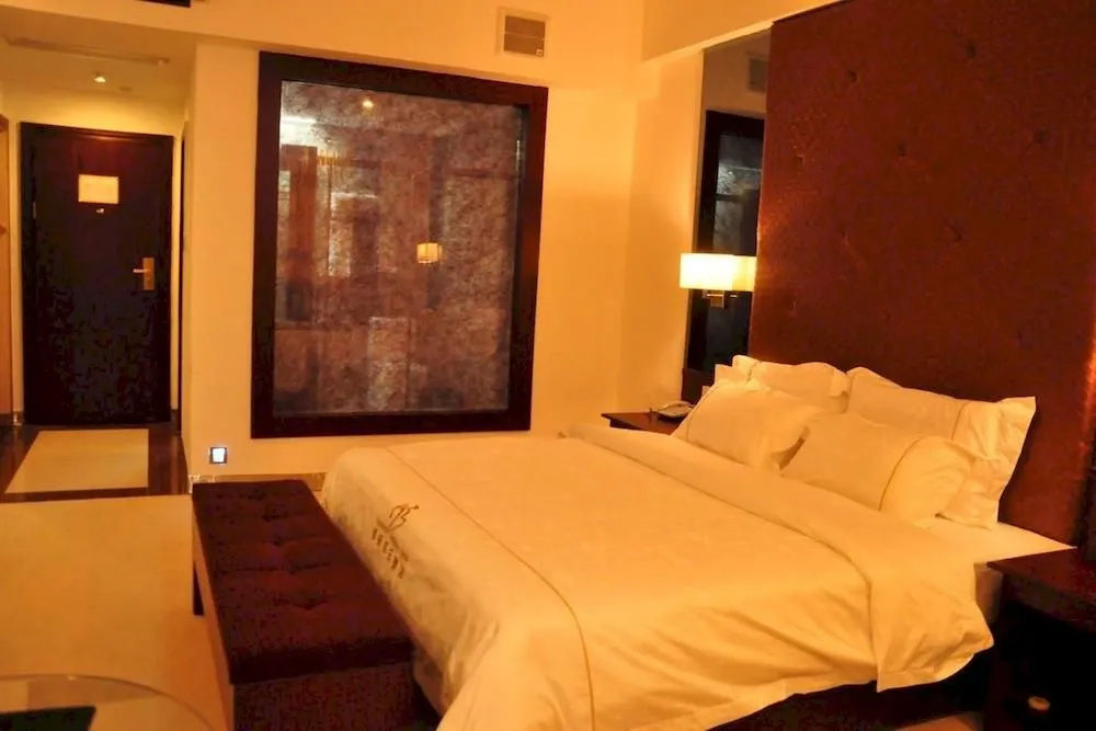 V.crown Holiday Hotel