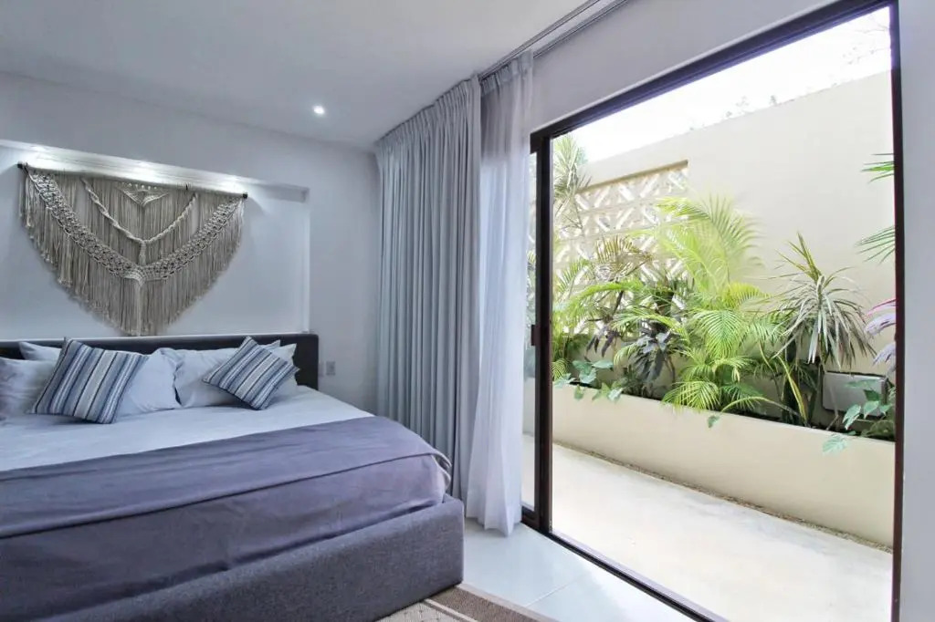 Blue Luxury 1 BD Apartment - Direct exit to the Pool - Fast WiFi - Free Parking