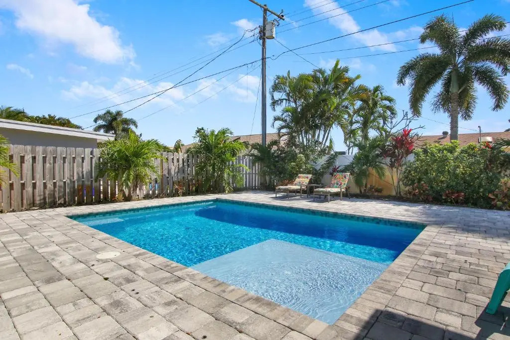 Inlet House, heated pool and hot tub, walk to local beach