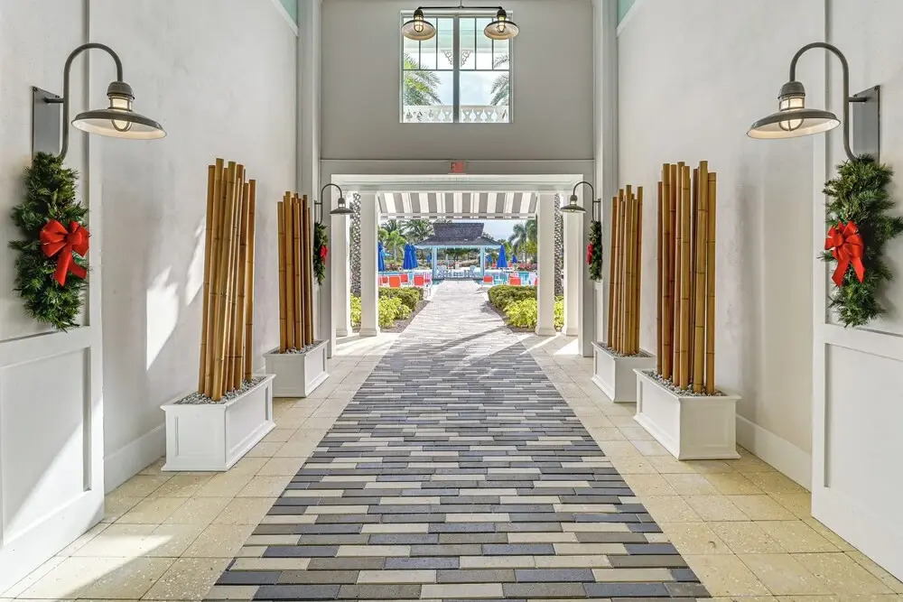 3 Mi to Naples Beach! Couple's Resort Getaway
