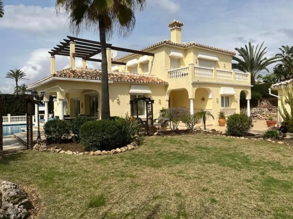 Beautiful villa 30 meters from the beach fantastic sea views
