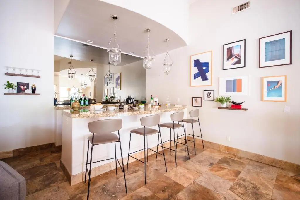 Sleeps 19, 7bdr Estate! Sports Court, Putting Green, Pool Farrier by Avantstay