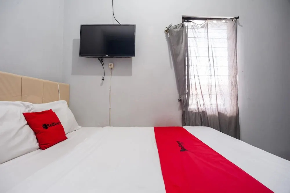 RedDoorz Syariah near Margonda Raya