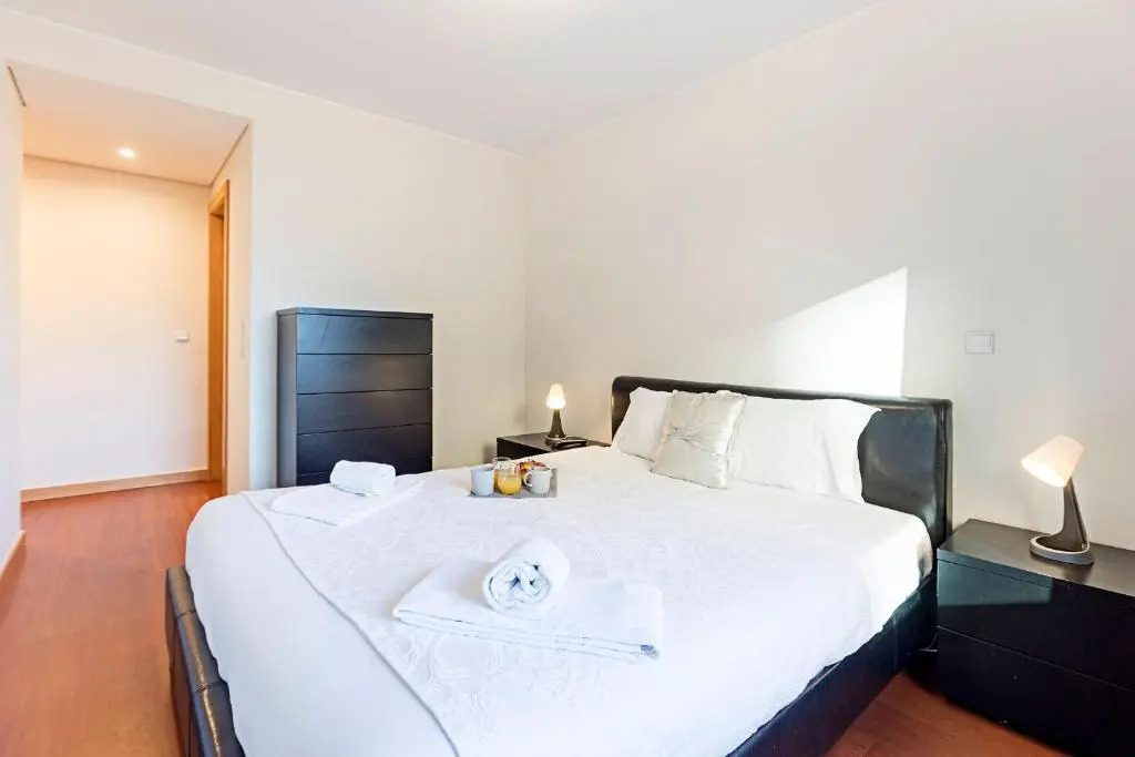 2BR Flat by Metro w/ Free Parking by LovelyStay