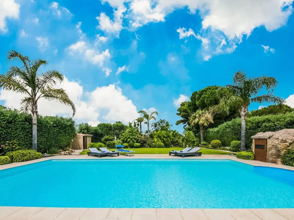 Villa With Private Pool With Salt Water Whirlpool and Cozy Porch