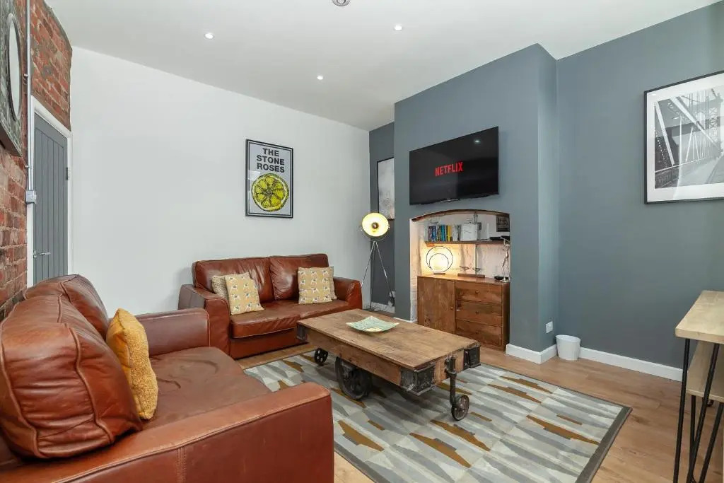 Park House - Large 3 Bedroom Victorian House, 10 Mins from Manchester