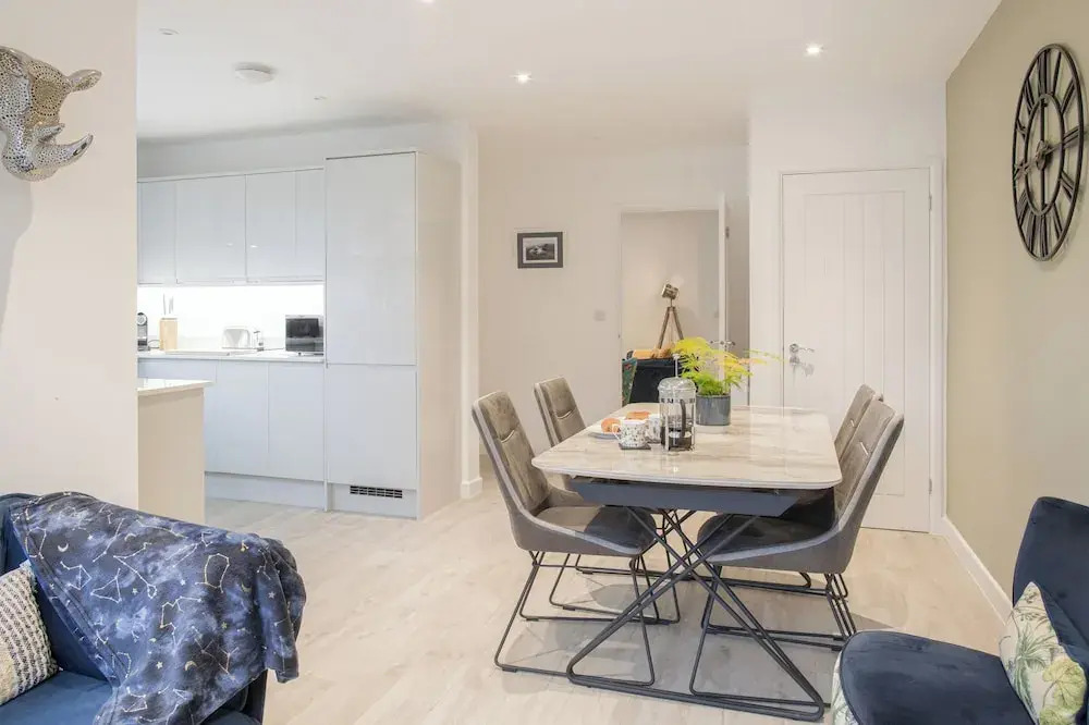 Stunning 2 BD with Patio & Free Parking