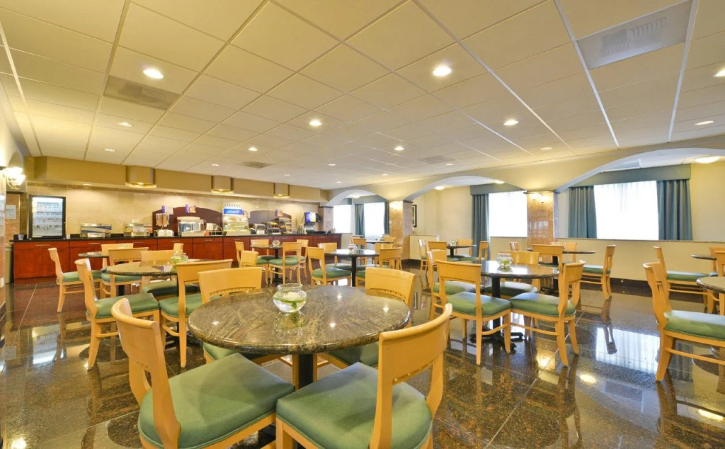 Holiday Inn Express & Suites Tacoma South - Lakewood by IHG