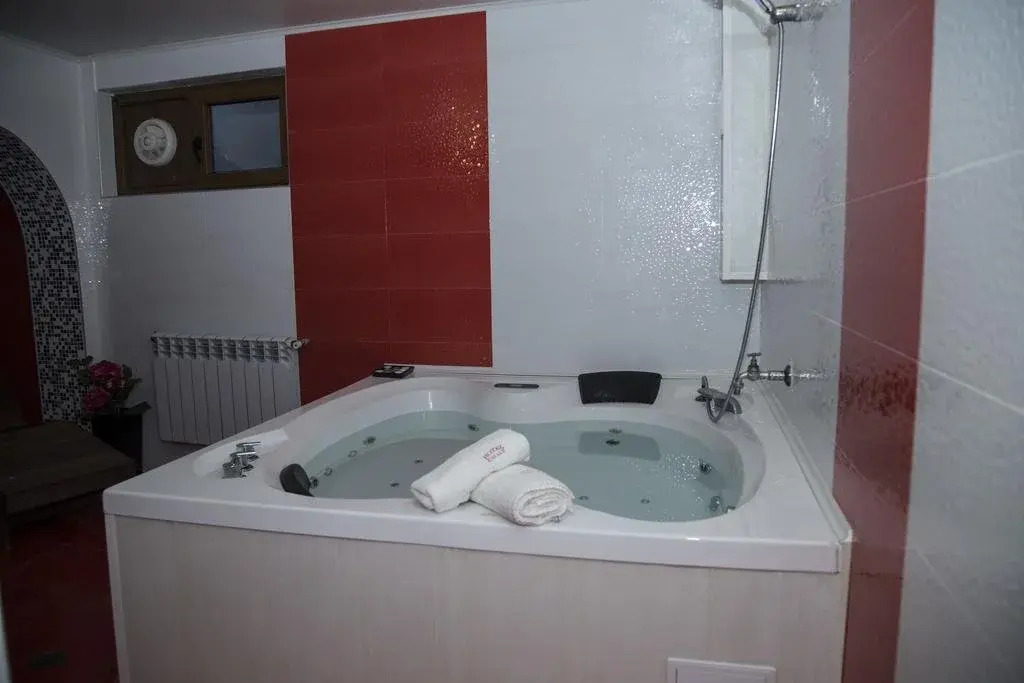 Hotel Emaly Green