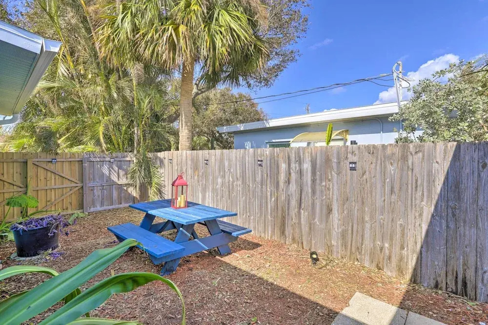 Cute & Cozy Florida Duplex: Walk to Beaches!